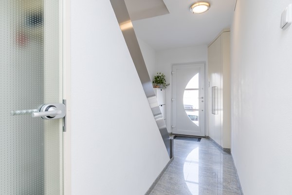 Foto - Verkocht onder voorbehoud: Verrassend ruime en instapklare gezinswoning met diepe zonnige tuin in Hoensbroek
